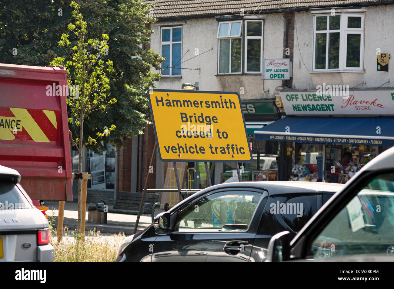 Vue sur le trafic d'attente, Hammersmith Bridge fermé à la circulation sur le signe circulaire du sud au sud-ouest de Londres, Angleterre Banque D'Images