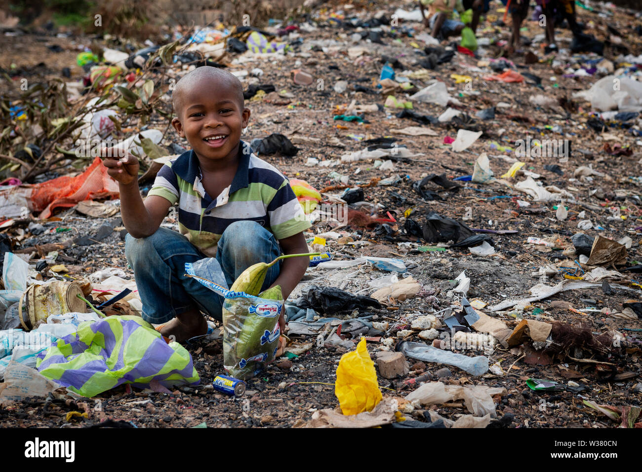 Bissau, République de Guinée-Bissau - 8 Février, 2018 : Young African boy collecte des ordures dans une décharge dans la ville de Bissau, en Guinée-Bissau, à l'Ouest Banque D'Images