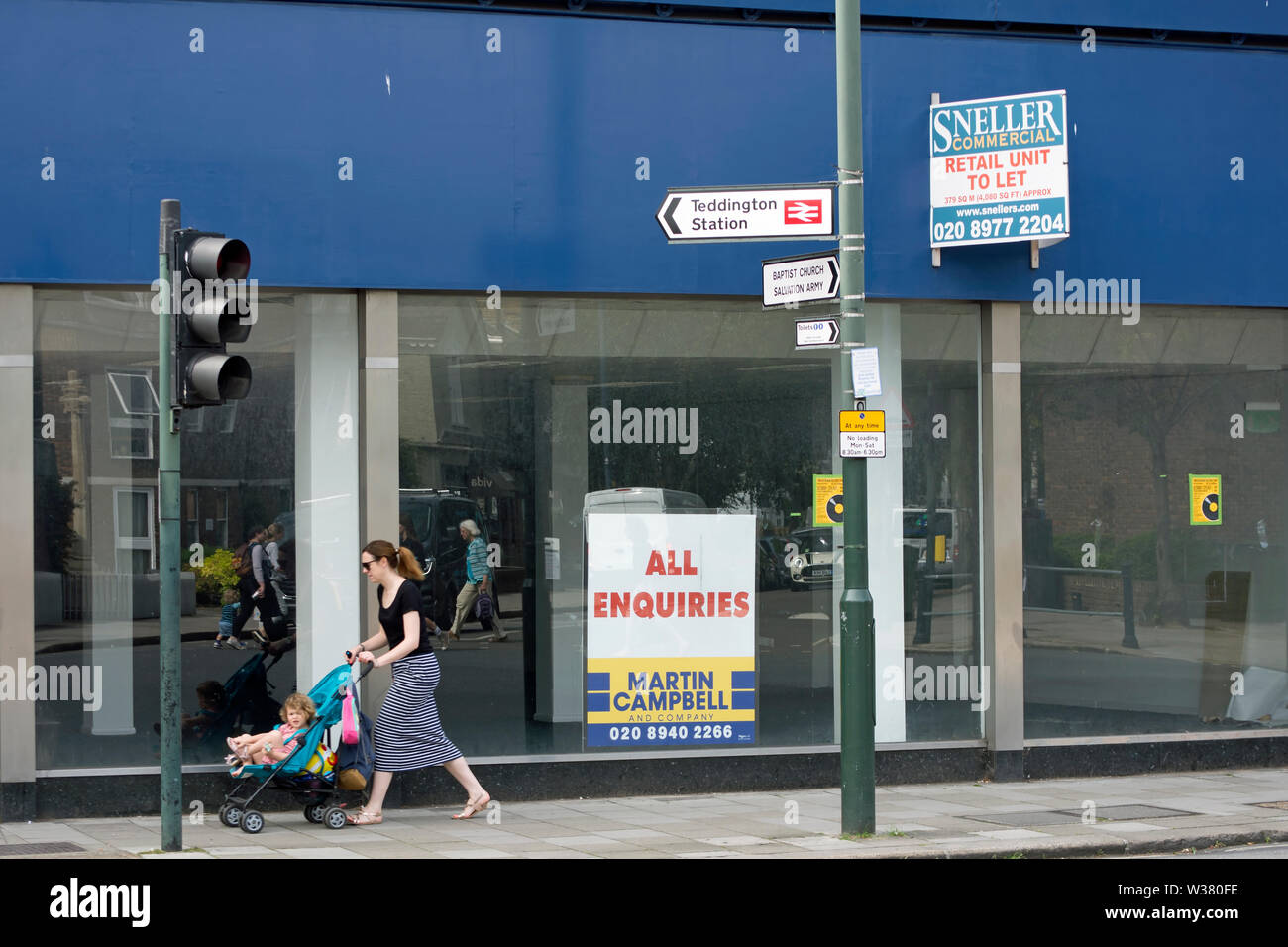 Agents immobiliers vacants boutique avec des signes à Teddington, sud-ouest de Londres, Angleterre Banque D'Images