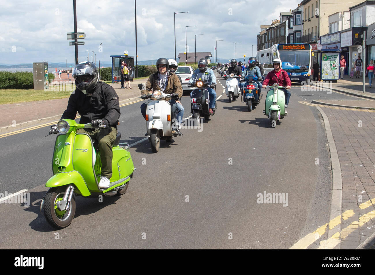 Scooter Rally Ride Out à Lancashire, Royaume-Uni juillet 2019. Morecambe ride à nouveau ; le First Kick Scooter collective et le Vespa Club de Morecambe (COG159) organisent un circuit de rallye dans la station qui a l'honneur d'être un Vespa Club of Britain signant l'événement. Morecambe est de retour sur la carte de scooter avec le premier rallye de scooter approprié depuis les années 1980 ayant lieu. Les scooters rugissaient en ville sur leurs Vespas & Lambrettas se rassemblant à Happy Mount Park avant un rassemblement de masse le long de la promenade du front de mer. Banque D'Images