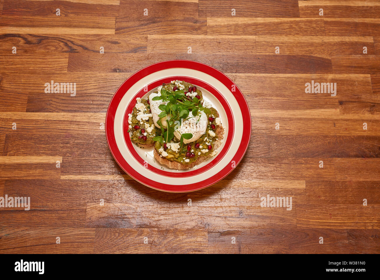 L'avocat écrasé avec des œufs pochés sur toast Banque D'Images
