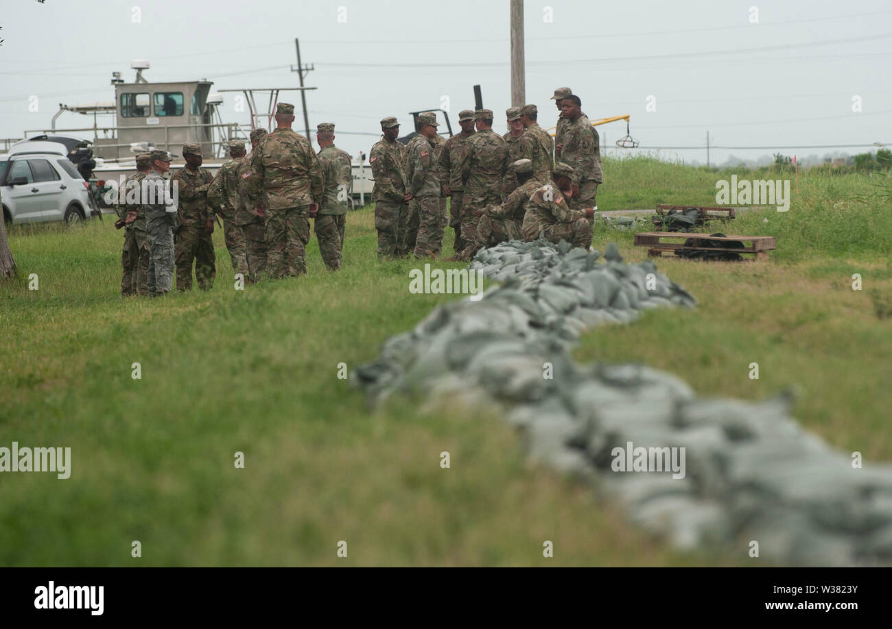 Les soldats de la Garde nationale d'armée de la multi-rôle 2225 Bridge Company remplir des sacs dans une marina près de et faire d'autres travaux de préparation.La Nouvelle Orléans et d'autres parties du golfe du Mexique à se préparer à la tempête tropicale Barry à toucher terre, apportant avec elle une pluie catastrophique. Avec le niveau d'eau du fleuve Mississippi à son plus haut niveau et une tempête dans le golfe du Mexique qui devrait toucher terre sur les côtes de la Louisiane et du Texas, beaucoup craignent que les digues échoue et que la Nouvelle Orléans sera de nouveau inondé aussi mauvais qu'il était dans la suite de l'Ouragan 2004 Kartina. Banque D'Images