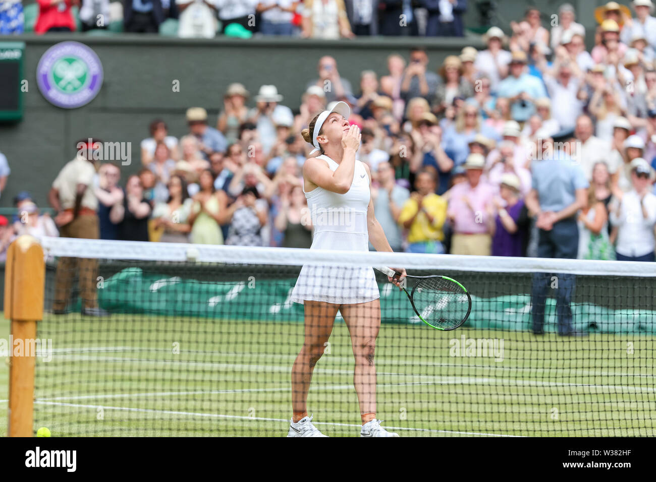 Londres, Royaume-Uni. Le 13 juillet, 2019. De la Roumanie : Simona célèbre après le match de finale dames du tournoi de tennis sur gazon de Wimbledon contre Serena Williams, de l'au All England Lawn Tennis et croquet Club à Londres, Angleterre le 13 juillet 2019. Credit : AFLO/Alamy Live News Banque D'Images