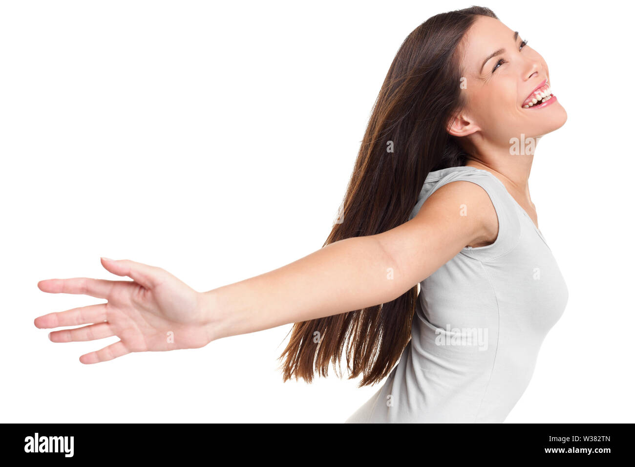 L'insouciance heureuse joie joie joie joie louange femme woman with arms outstretched smiling joyeuse et pleine de bonheur extatique avec les yeux fermé isolé sur fond blanc en studio. Banque D'Images