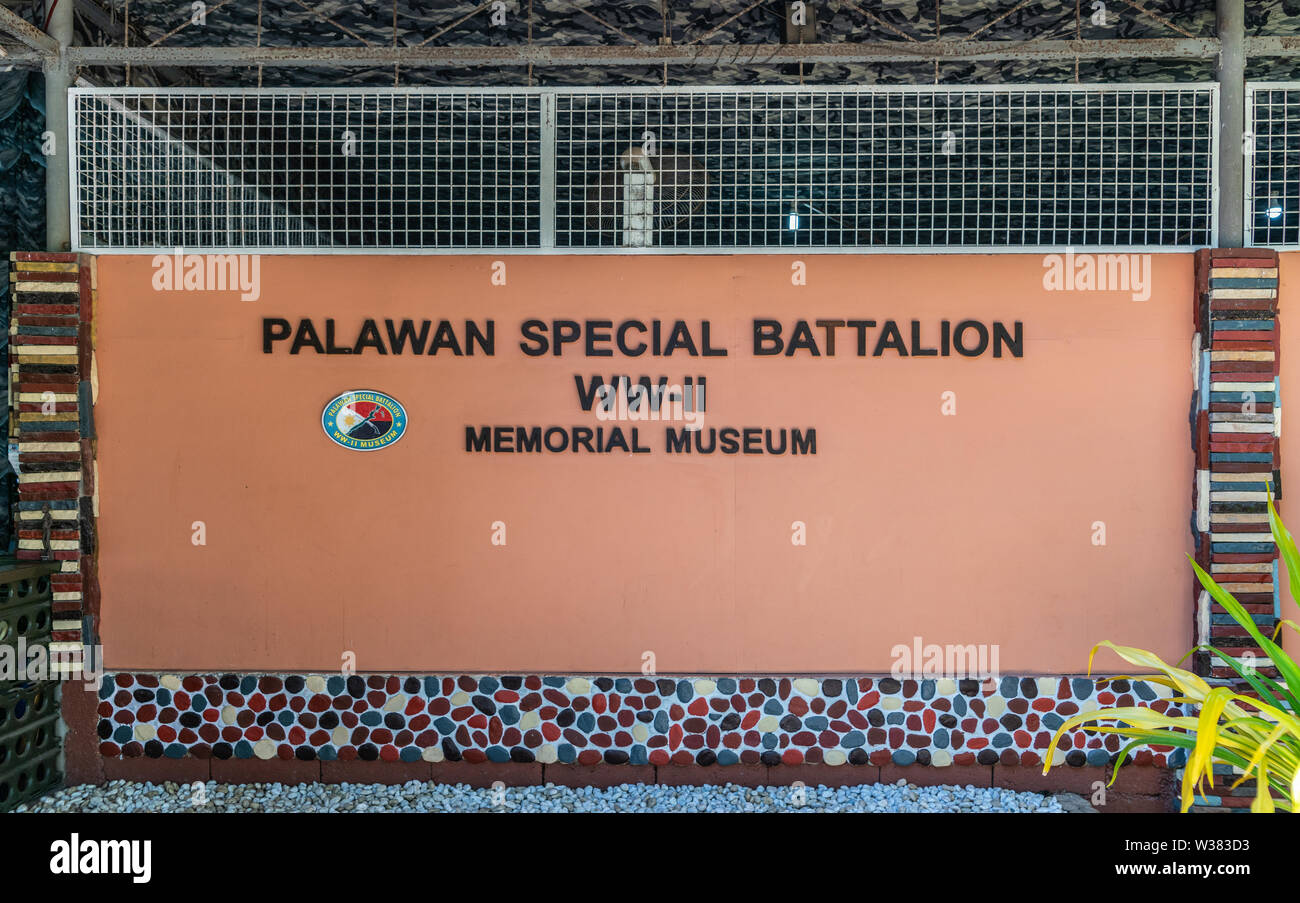 Puerto Princesa, Palawan, Philippines - 3 mars, 2019 : Signe de caractères noirs sur le rouge de Palawan bataillon spécial WW-II Museum. Banque D'Images