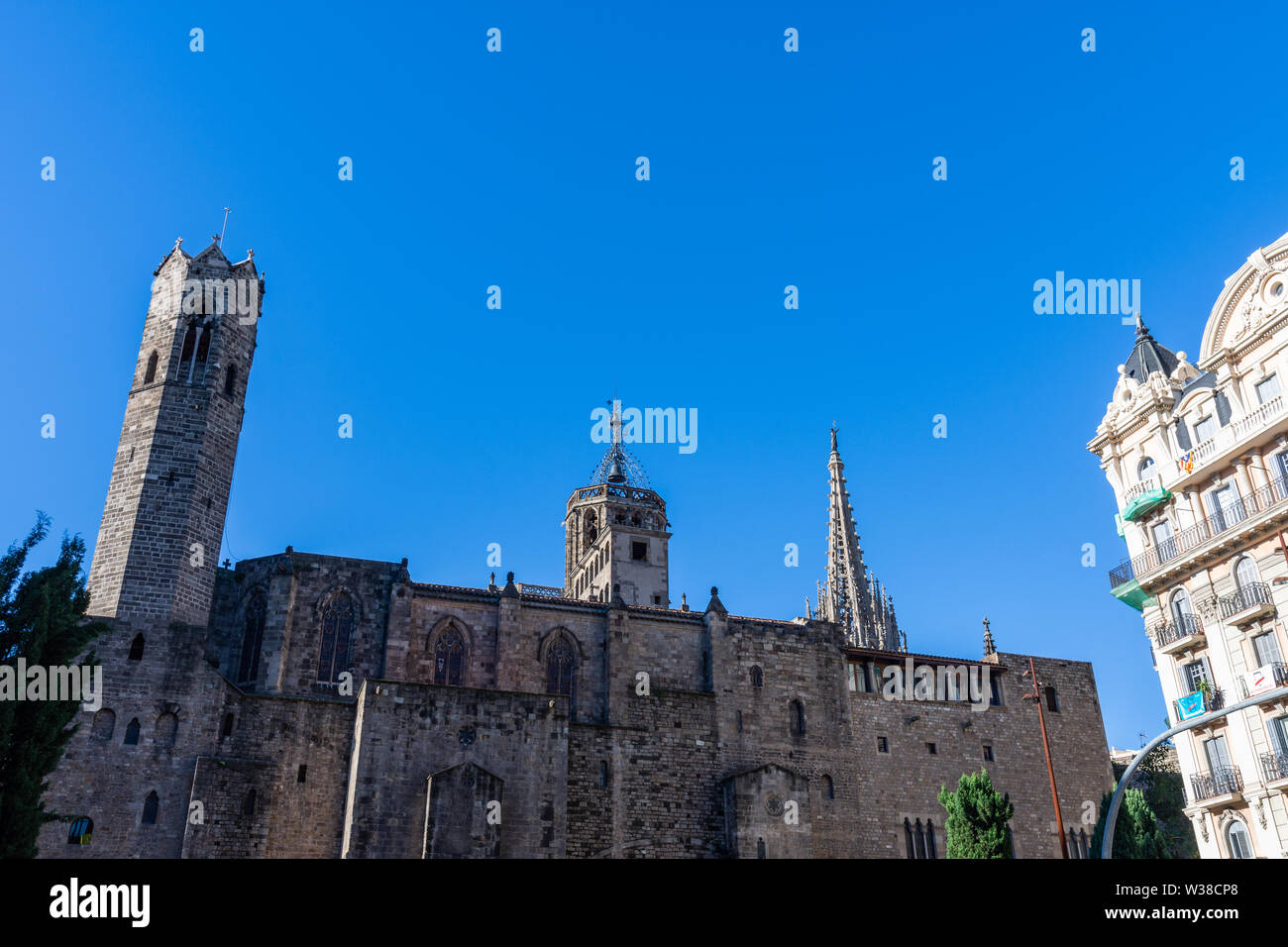 La Cathédrale de Barcelone, détail de la façade latérale en typique style gothique, avec une statue équestre dans le côté inférieur. Barcelone. L'Espagne. Banque D'Images