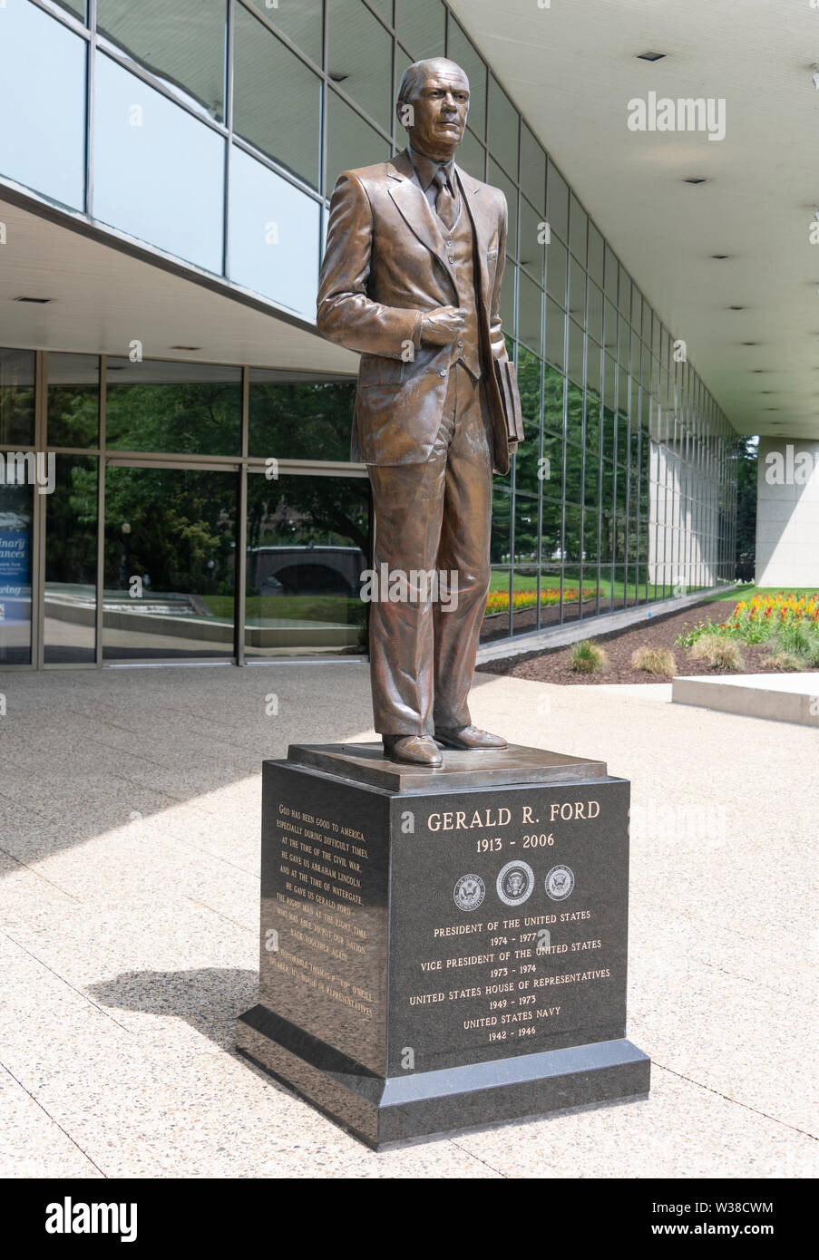 Statue du 38e président des États-Unis, Gerald R. Ford, placé en face de la Gerald R. Ford Presidential Library and Museum à Grand Rapids, Michigan le dimanche, Juin 30, 2019.Credit : Ron Sachs / CNP | conditions dans le monde entier Banque D'Images