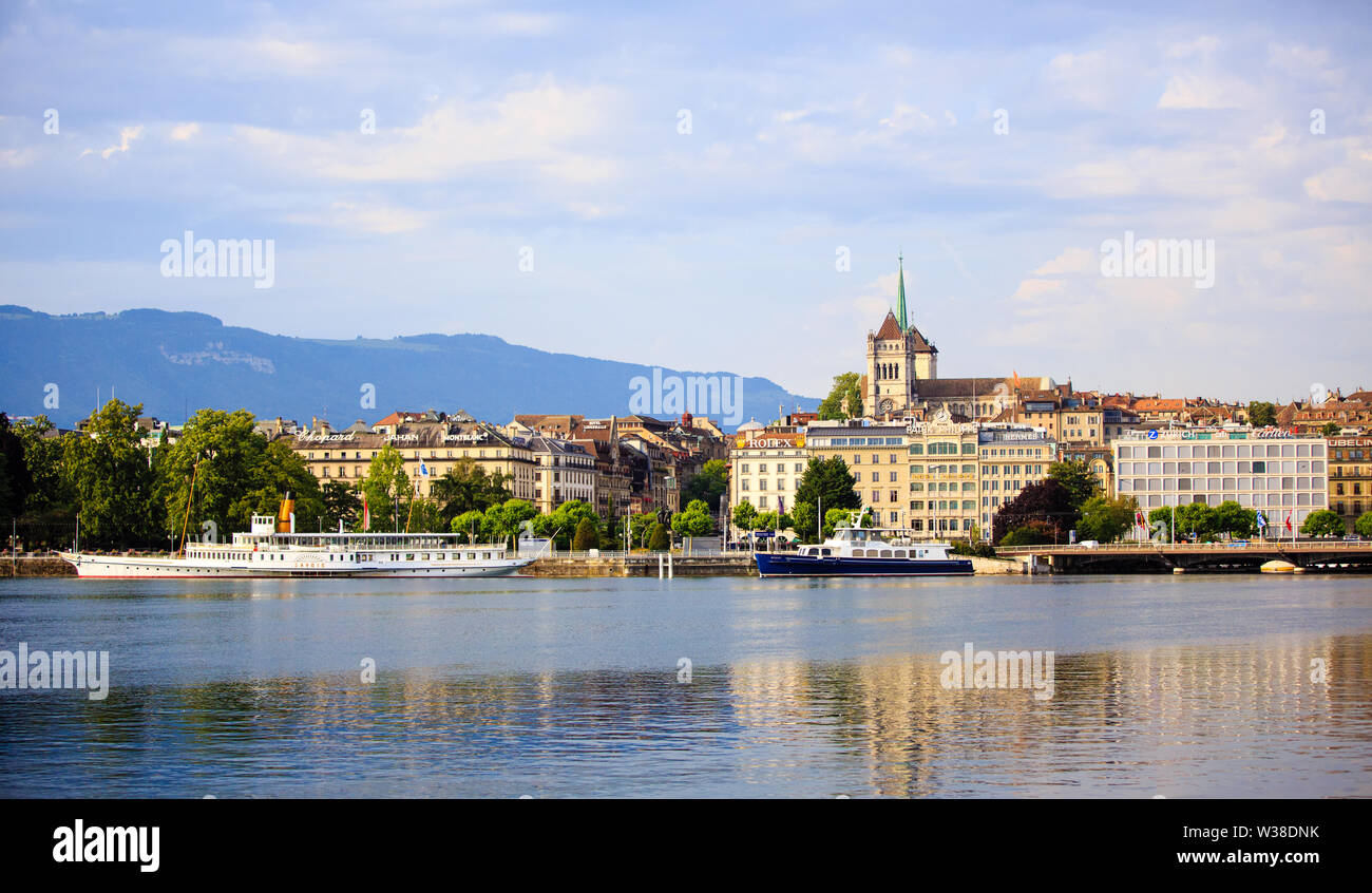 Le centre-ville de Genève et le bateau à vapeur bateau dans le port sur le lac de Genève. La cathédrale St Pierre et du Mont Salève en arrière-plan. Banque D'Images