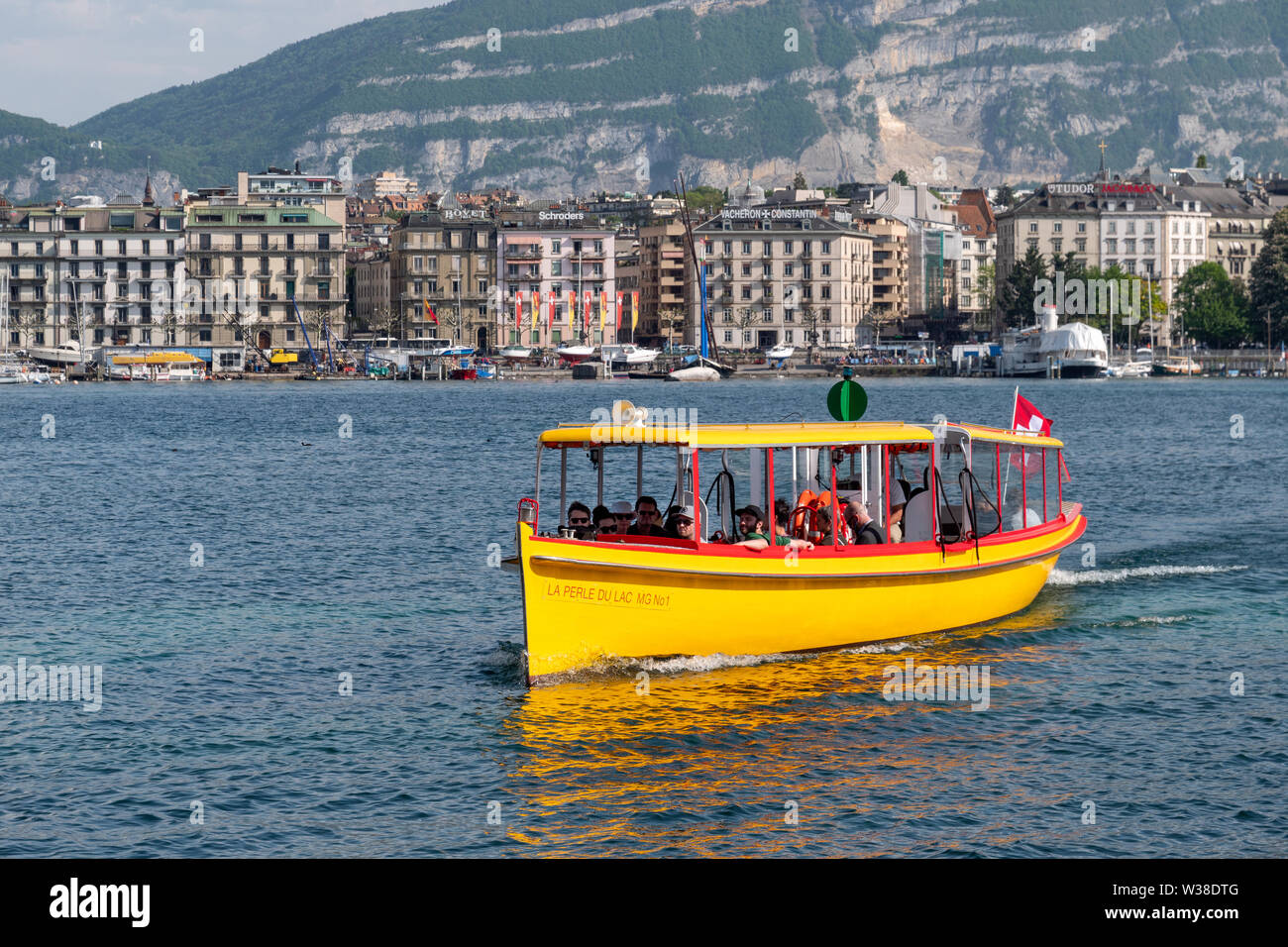 Bateau navette sur le lac de Genève à Genève. Mont Salève en arrière-plan Banque D'Images