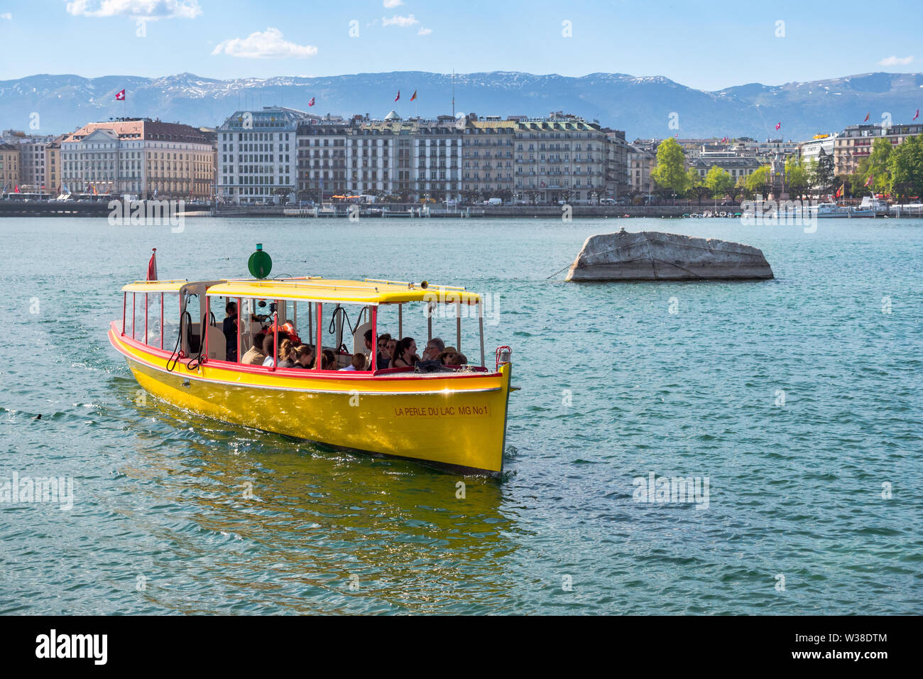 Bateau navette sur le lac de Genève à Genève. Les roches de Neptune sont pierre Niton en arrière-plan. Banque D'Images