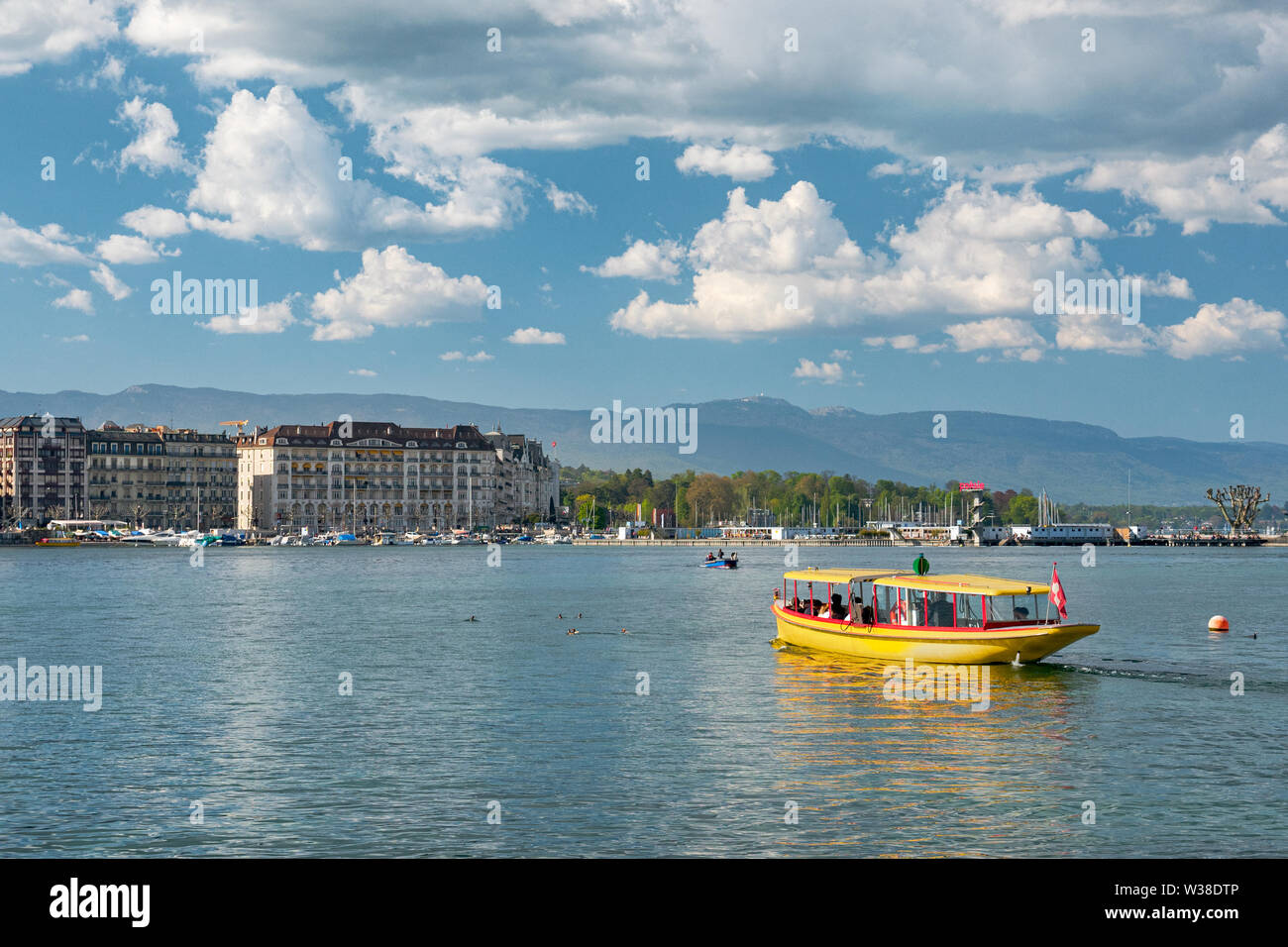 Bateau navette sur le lac de Genève à Genève Banque D'Images