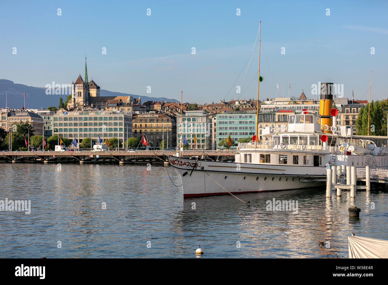 Le centre-ville de Genève et le bateau à vapeur bateau dans le port sur le lac Léman Banque D'Images