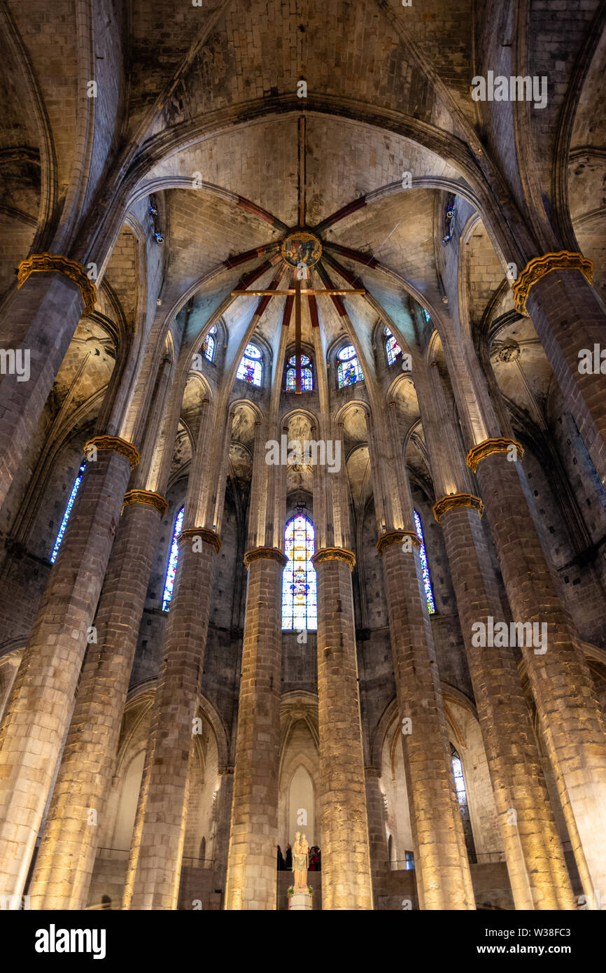 L'intérieur de Santa Maria del Mar dans la basilique gothique catalan typique. Détail de l'abside lumineuses avec le couronnement de la Vierge Marie au milieu. Être Banque D'Images