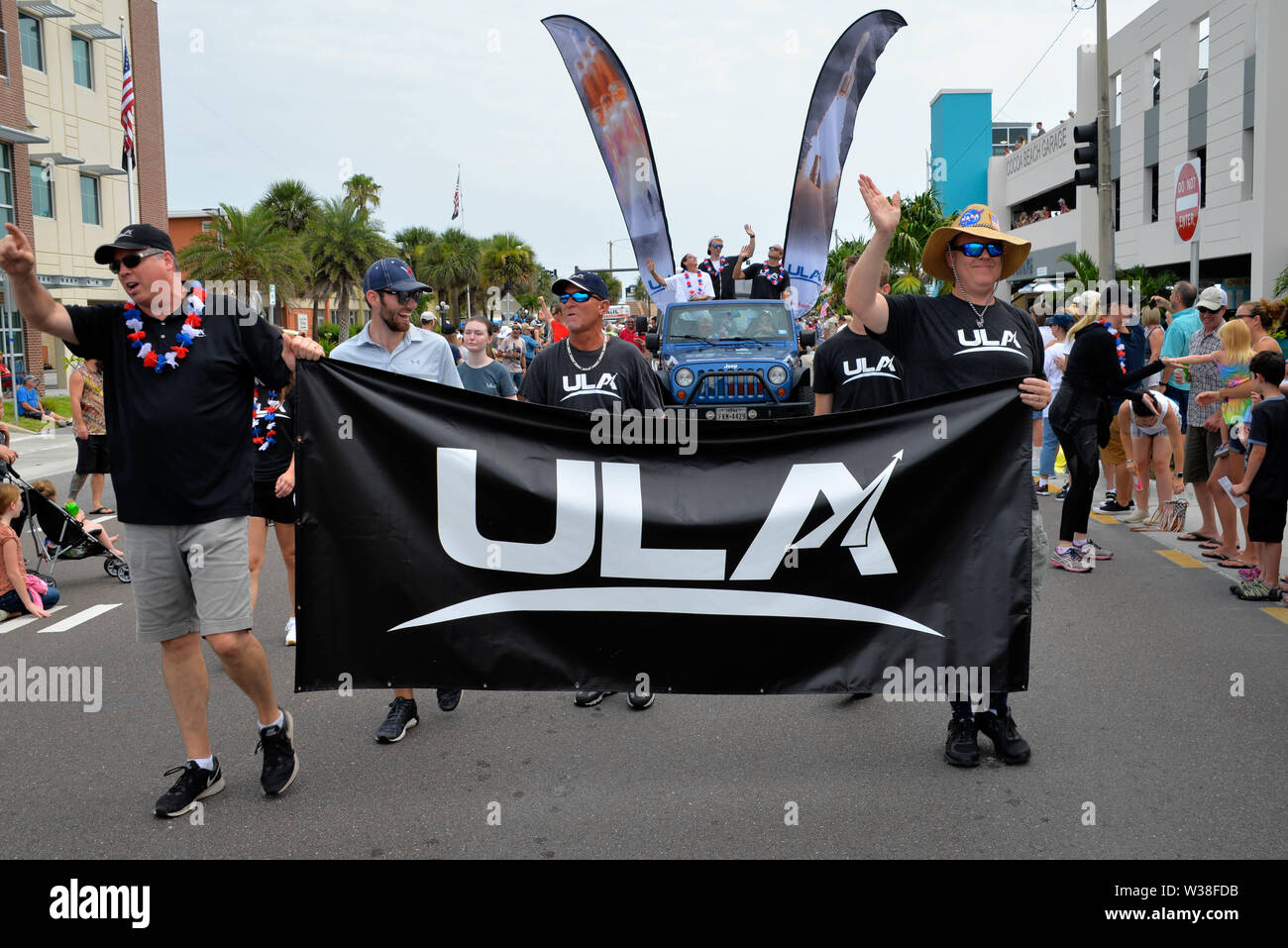 Cocoa Beach, Floride, USA. 13 juillet, 2019. Voir nos héros comme ils rouler à travers la ville de Cocoa Beach in convertible Corvette et découvrir l'avenir de la technologie et l'innovation dans l'ensemble de l'industrie spatiale ! L'ancien astronaute d'Apollo 15 Al Worden avec les astronautes de la navette spatiale de recréer l'historique "parade Corvette astronaute des années 60." Crédit photo : Julian Poireau/Alamy Live News Banque D'Images