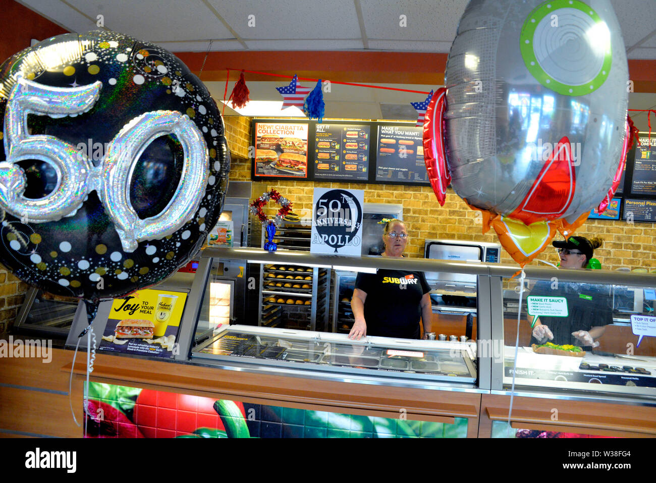Cocoa Beach, Floride, USA. 13 juillet, 2019. Voir nos héros comme ils rouler à travers la ville de Cocoa Beach in convertible Corvette et découvrir l'avenir de la technologie et l'innovation dans l'ensemble de l'industrie spatiale ! L'ancien astronaute d'Apollo 15 Al Worden avec les astronautes de la navette spatiale de recréer l'historique "parade Corvette astronaute des années 60." Crédit photo : Julian Poireau/Alamy Live News Banque D'Images