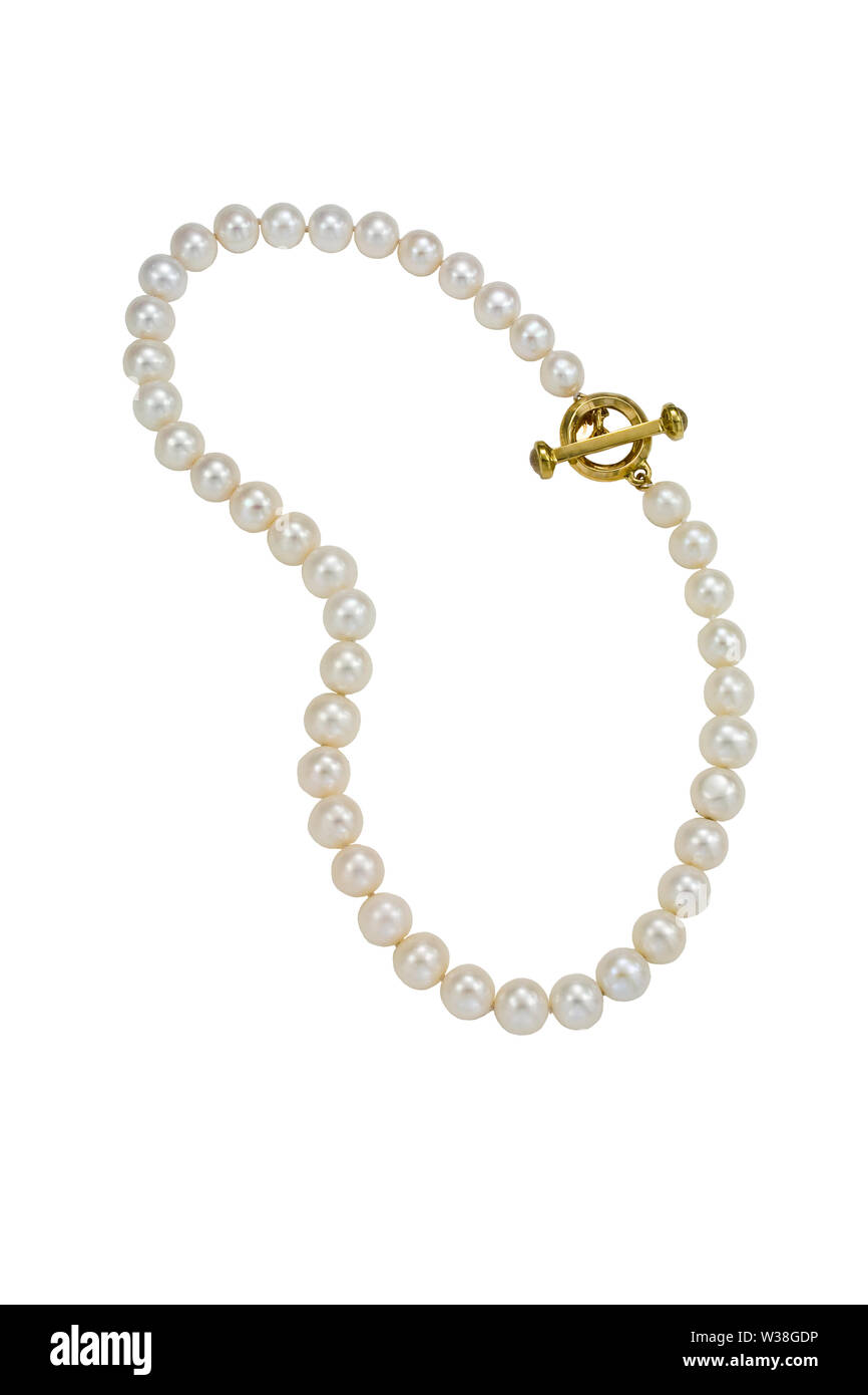 Seul brin white pearl collier avec fermoir en or. Situé sur un fond blanc. Banque D'Images