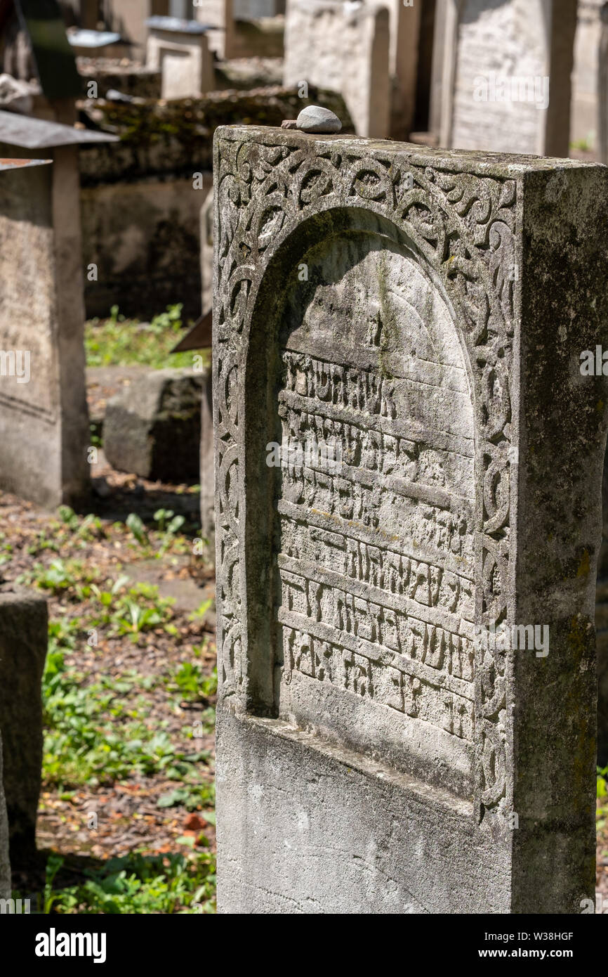 Pierres tombales au petit cimetière désaffecté / Remu Remah sur la rue Szeroka dans Kazimierz, le quartier juif historique de Cracovie, Pologne Banque D'Images