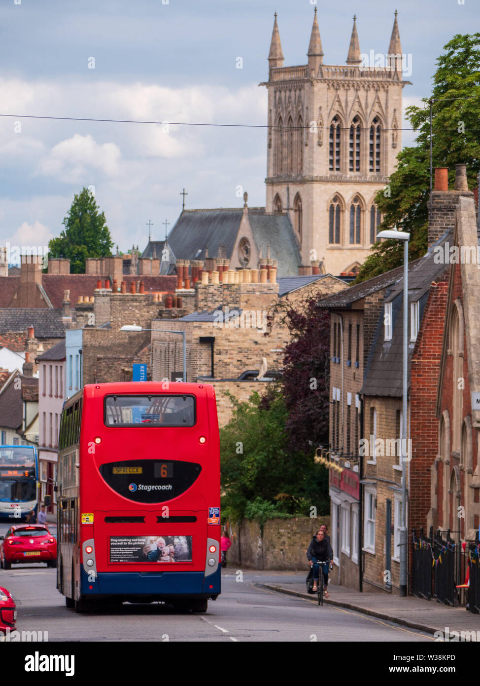 Un bus à impériale rouge fait baisser la colline du château de Cambridge. Banque D'Images