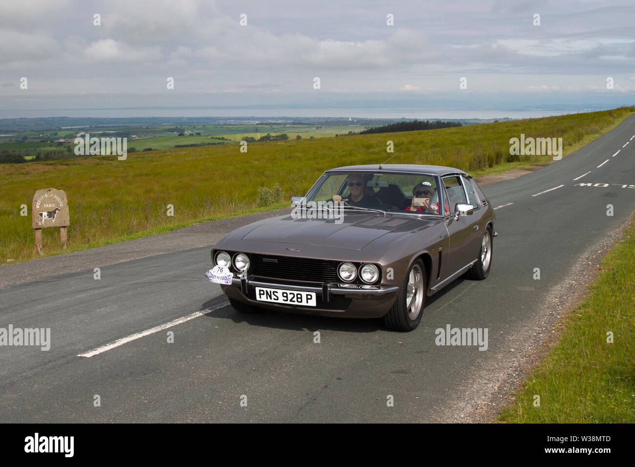 1976 70s 70 Jensen Interceptor III Auto à Scorton, Lancashire. Météo au Royaume-Uni juillet 2019. Les conditions ensoleillées tandis que le Lancashire car Club Rally Coast to Coast traverse le creux de Bowland. 74 véhicules vintage, classiques, collectables, patrimoniaux et historiques ont quitté Morecambe pour un voyage de comté à travers le paysage du Lancashire jusqu'à Whitby. Une randonnée de 170 kilomètres au-dessus de paysages vallonnés dans le cadre de l'événement annuel classique du club de voitures de tourisme. Banque D'Images