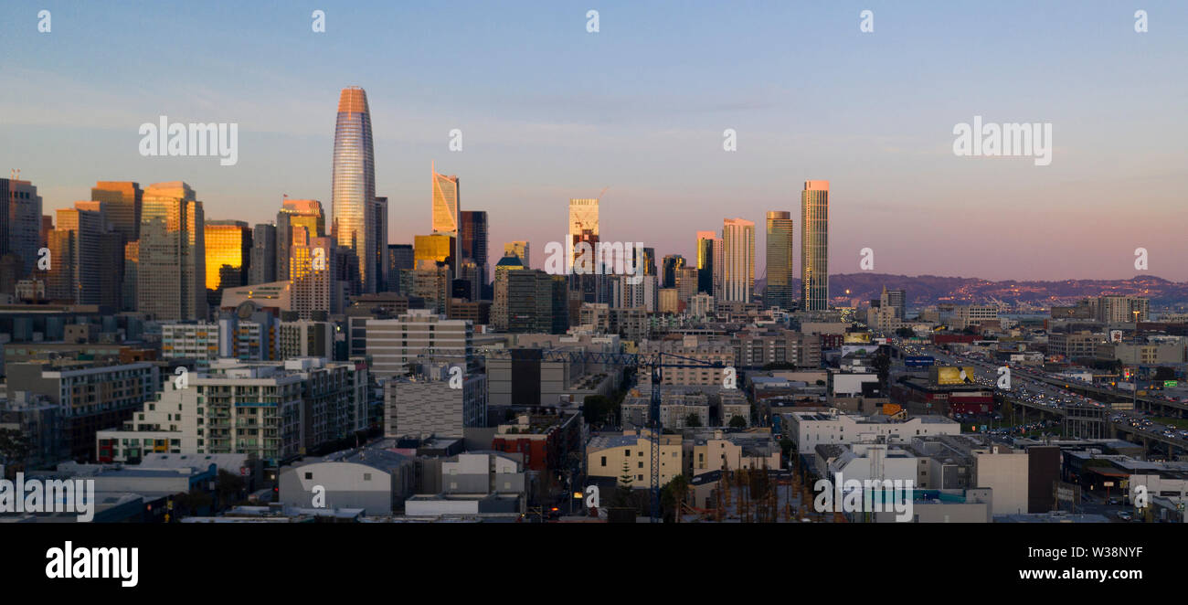 Belle Lumière remplit l'air au centre-ville de noyau urbain de San Francisco Californie Banque D'Images