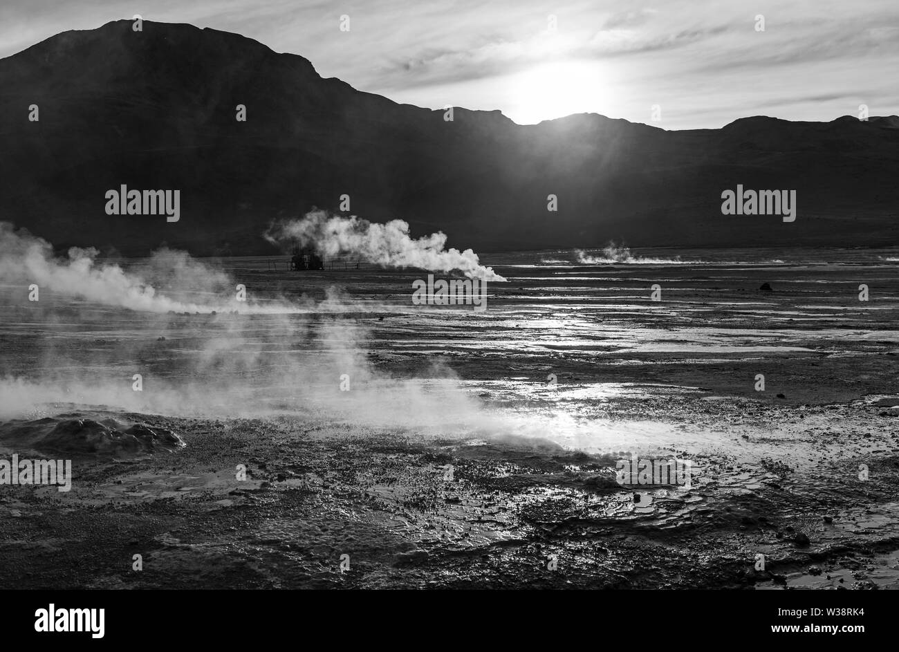 Noir et blanc artistique sur l'activité volcanique avec fumerolle et de la vapeur à l'Tatio au lever du soleil, Désert d'Atacama, au Chili. Banque D'Images