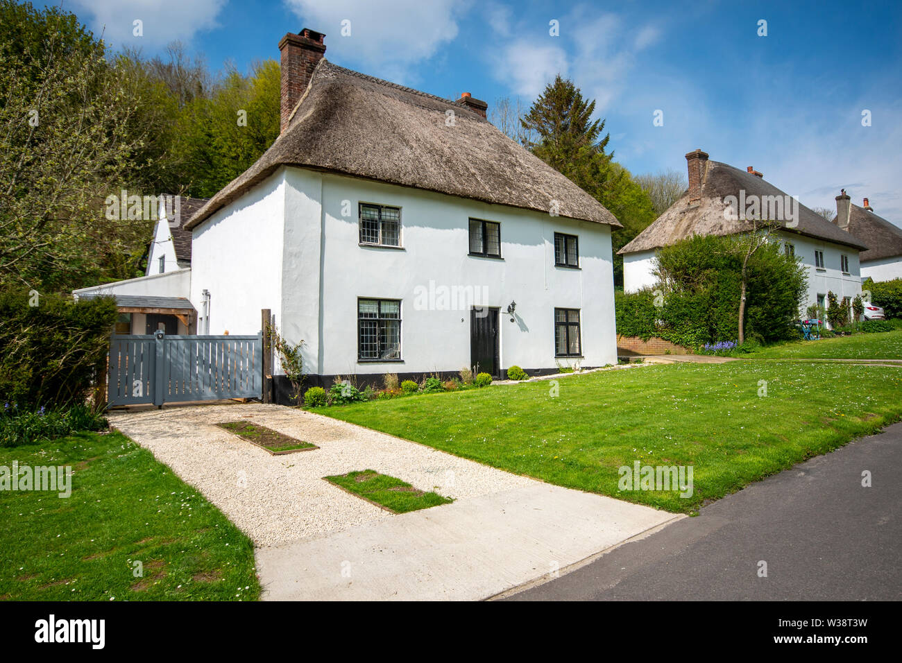 Maisons d'Adobe dans le village de Milton Abbas, Dorset, England, UK Banque D'Images