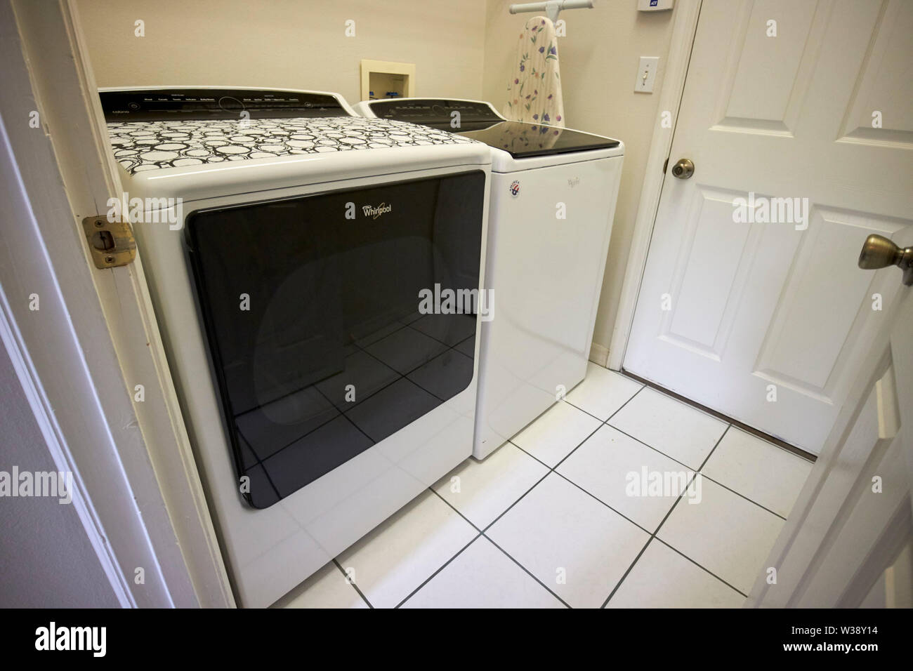 Lave-linge et sèche-linge dans la buanderie d'une maison aux USA United States of America Banque D'Images