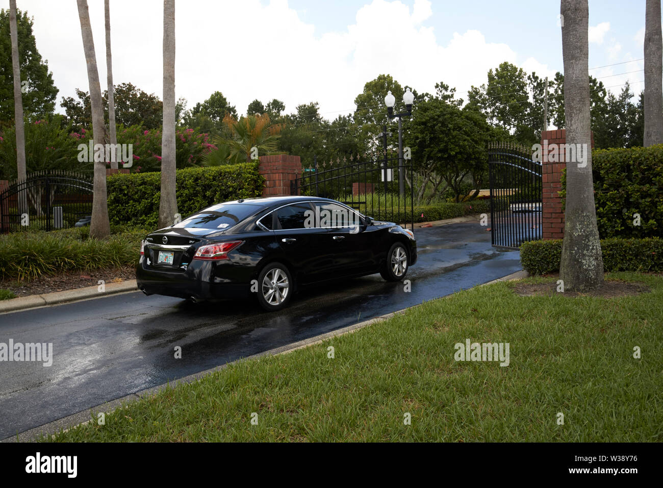 Véhicule quittant les portes d'un immeuble d'une résidence en Floride USA États-Unis d'Amérique Banque D'Images