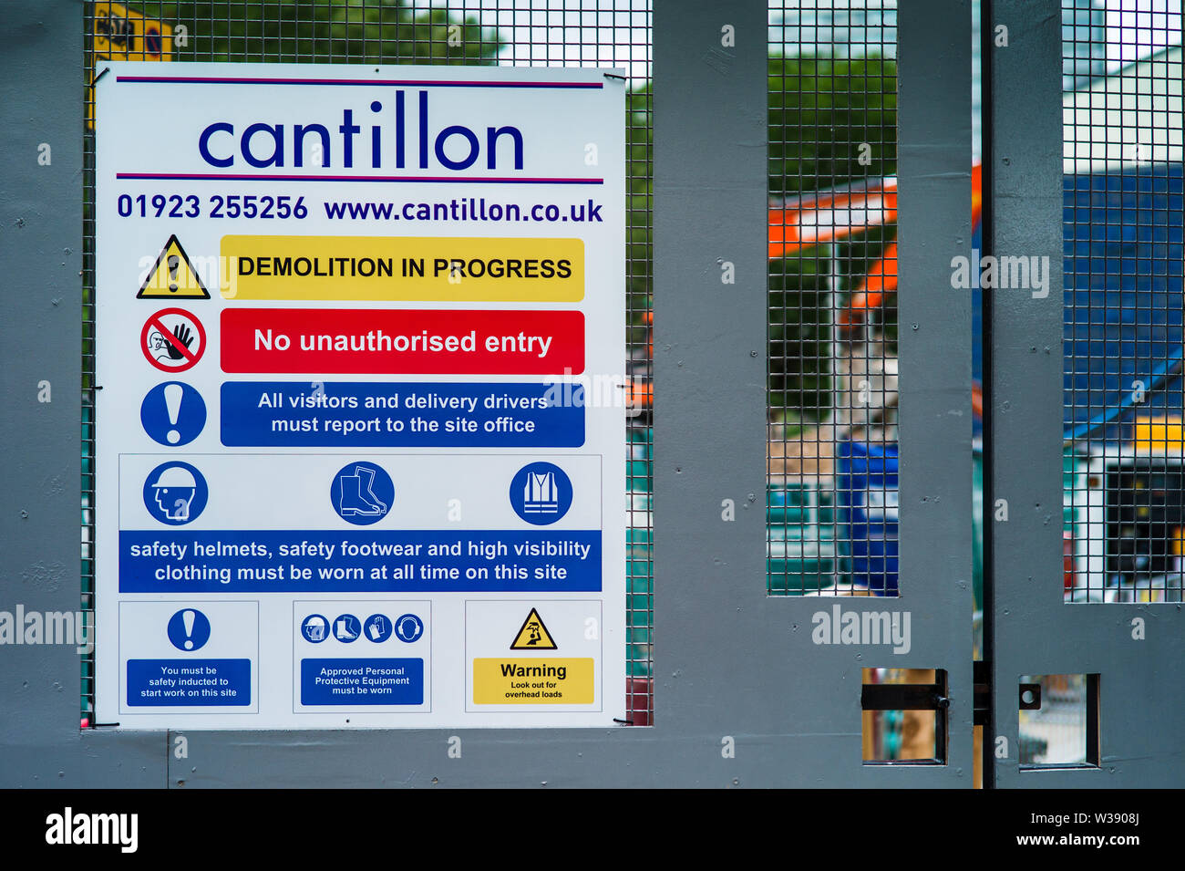 Cantillon Cantillon - Ltd est une entreprise de démolition basé à Londres - enseigne à l'extérieur du site de construction pendant la phase de démolition. Banque D'Images