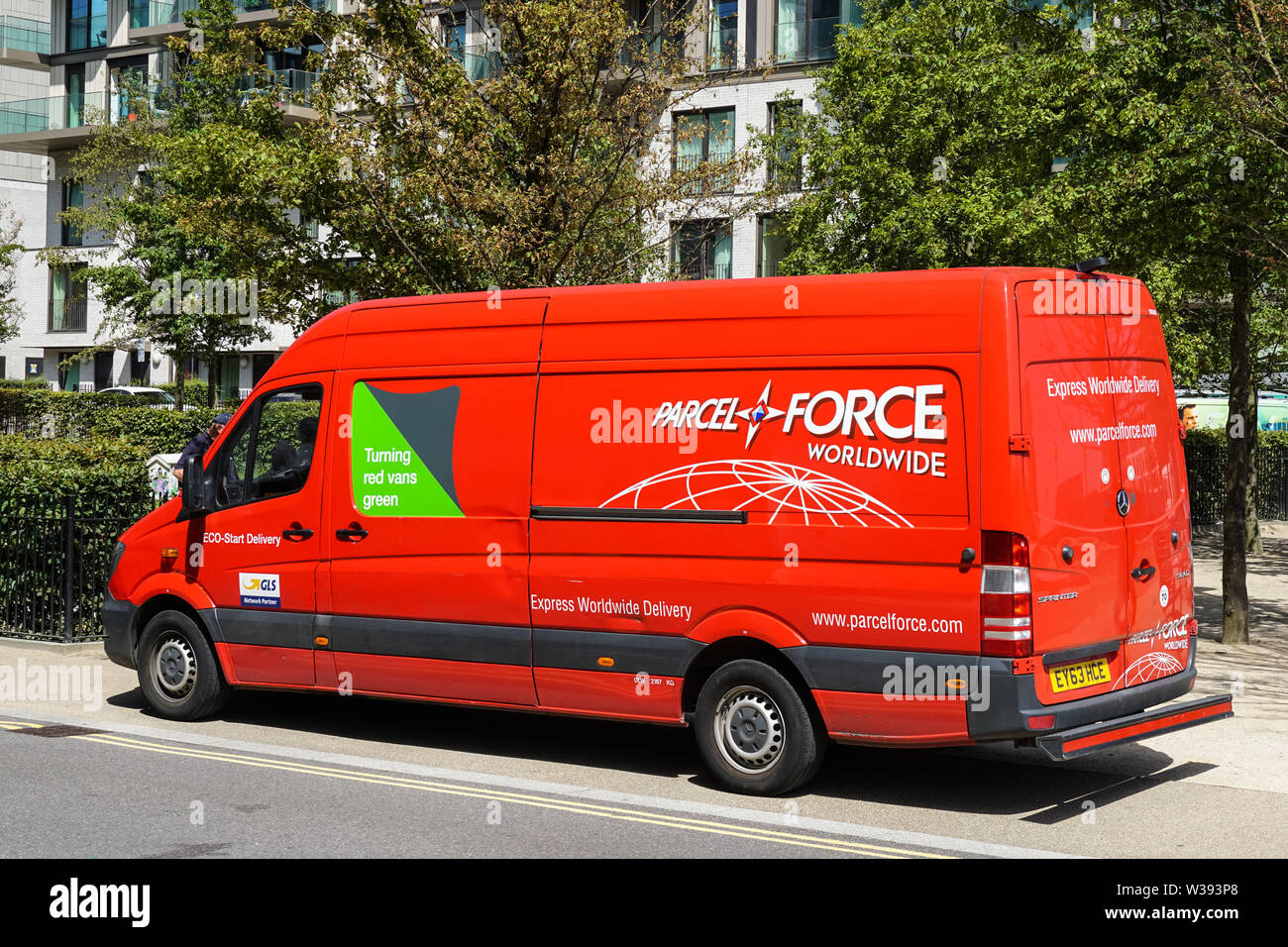 Camion de livraison de colis vigueur, Londres Angleterre Royaume-Uni UK Banque D'Images