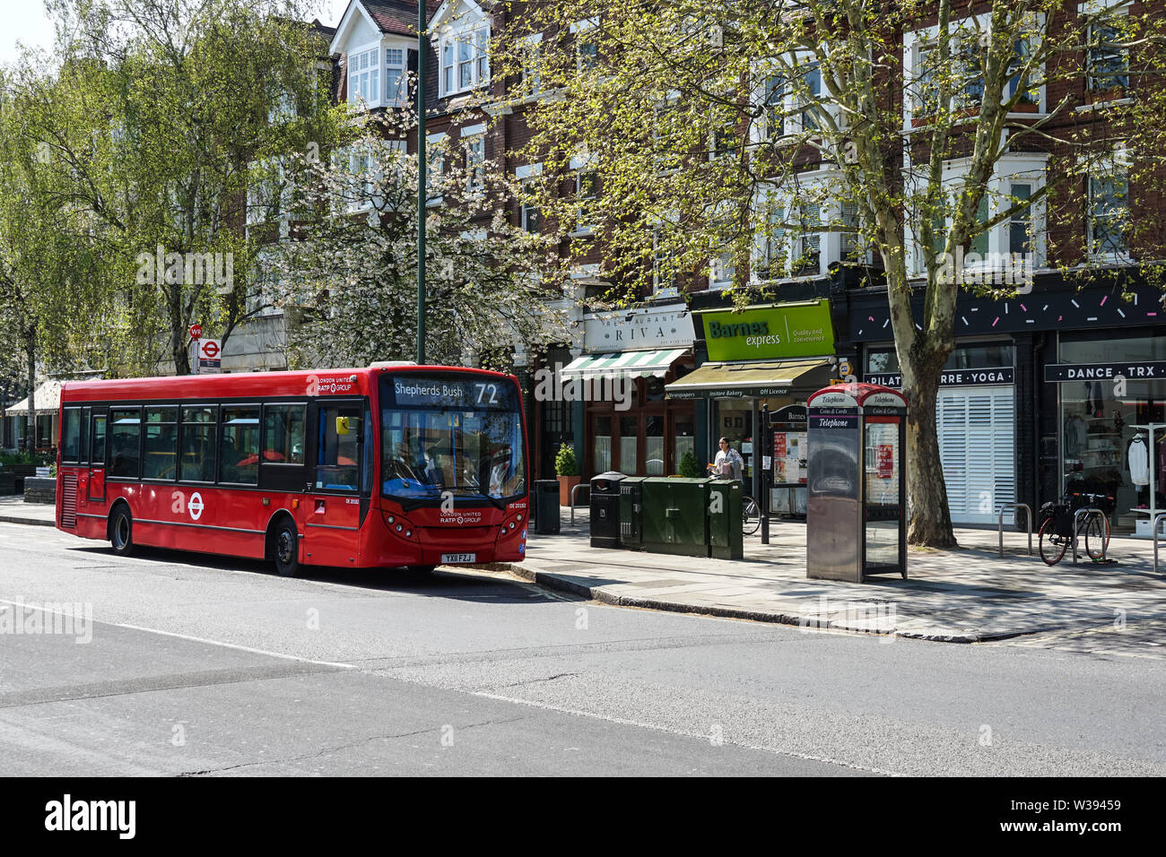 Bus passant par des maisons de ville à Barnes, Londres, Angleterre, Royaume-Uni, Royaume-Uni Banque D'Images