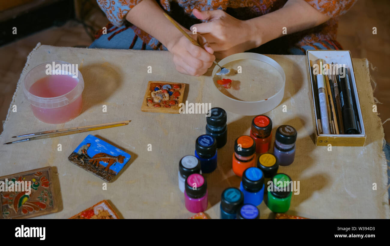 Femme professionnelle potter en céramique peinture aimant de réfrigérateur de souvenirs Banque D'Images