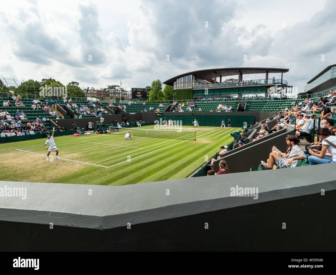 Match mixte double au tournoi de tennis de Wimbledon, Londres, Angleterre Banque D'Images