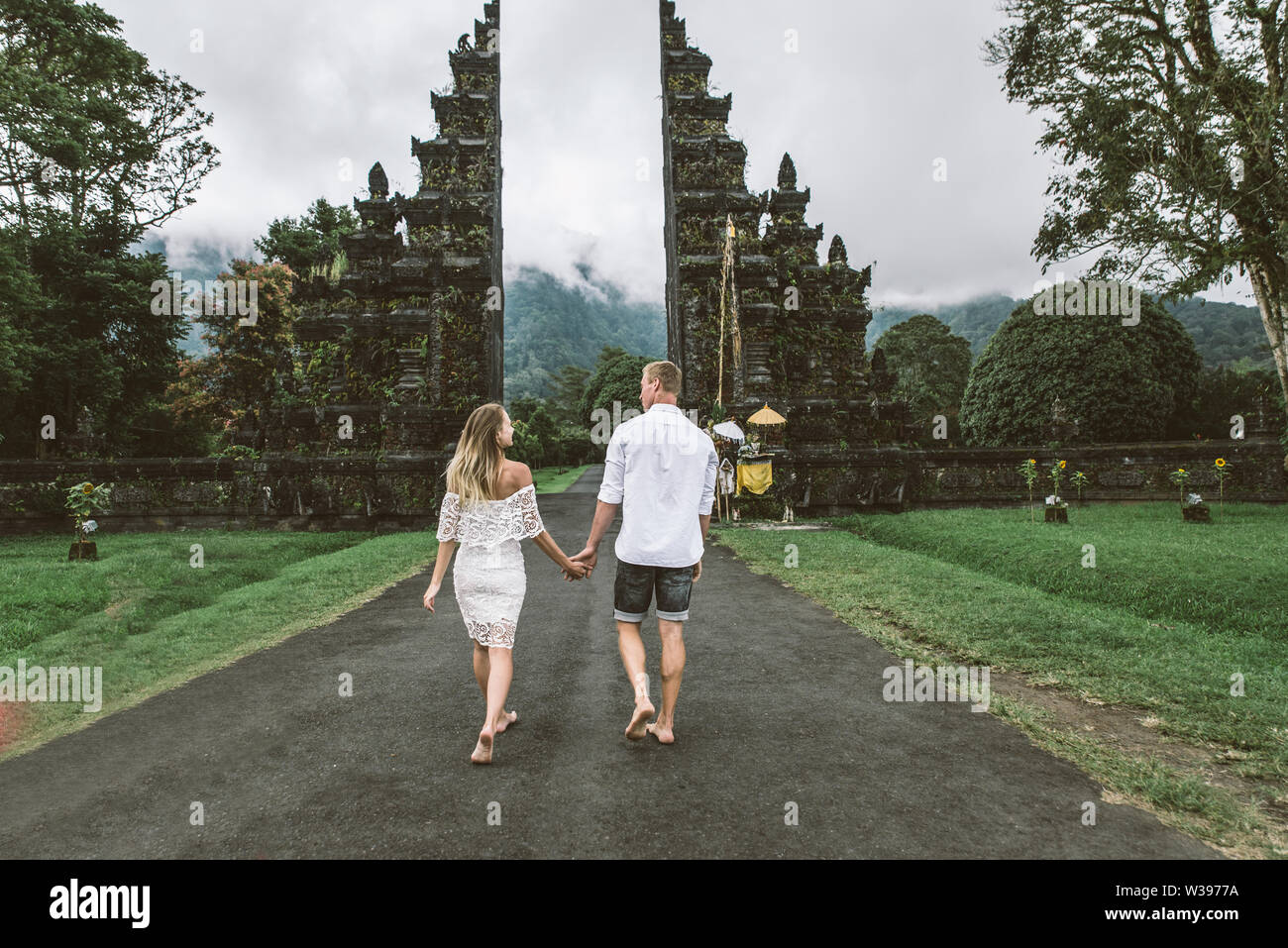 Couple de voyageurs à Handara Gate à Bali - Indonésie - Deux touristes explorer Bali landmarks Banque D'Images