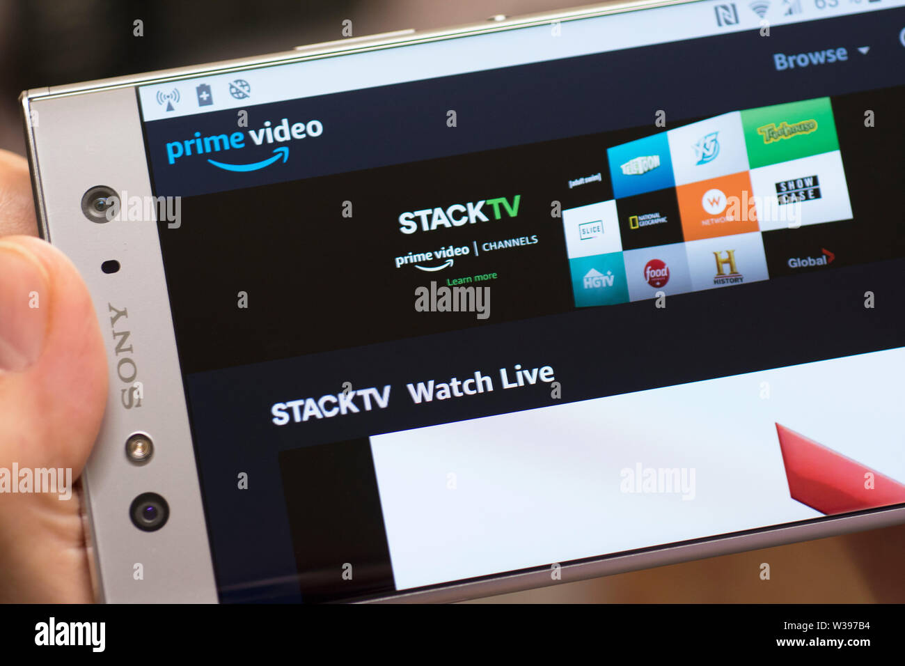 Amazon premier vidéo, télévision, cheminée, écran site StackTV streaming TV satellite sur téléphone mobile Android Banque D'Images