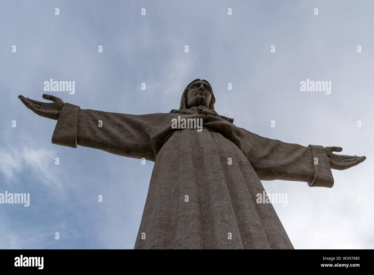Le Sanctuaire du Christ Roi est un monument catholique et sanctuaire dédié au Sacré-Cœur de Jésus le Christ qui surplombe la ville de Lisbonne Banque D'Images