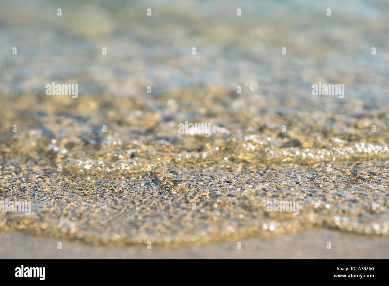 Close up d'une vague roulant sur la plage en Crète Banque D'Images