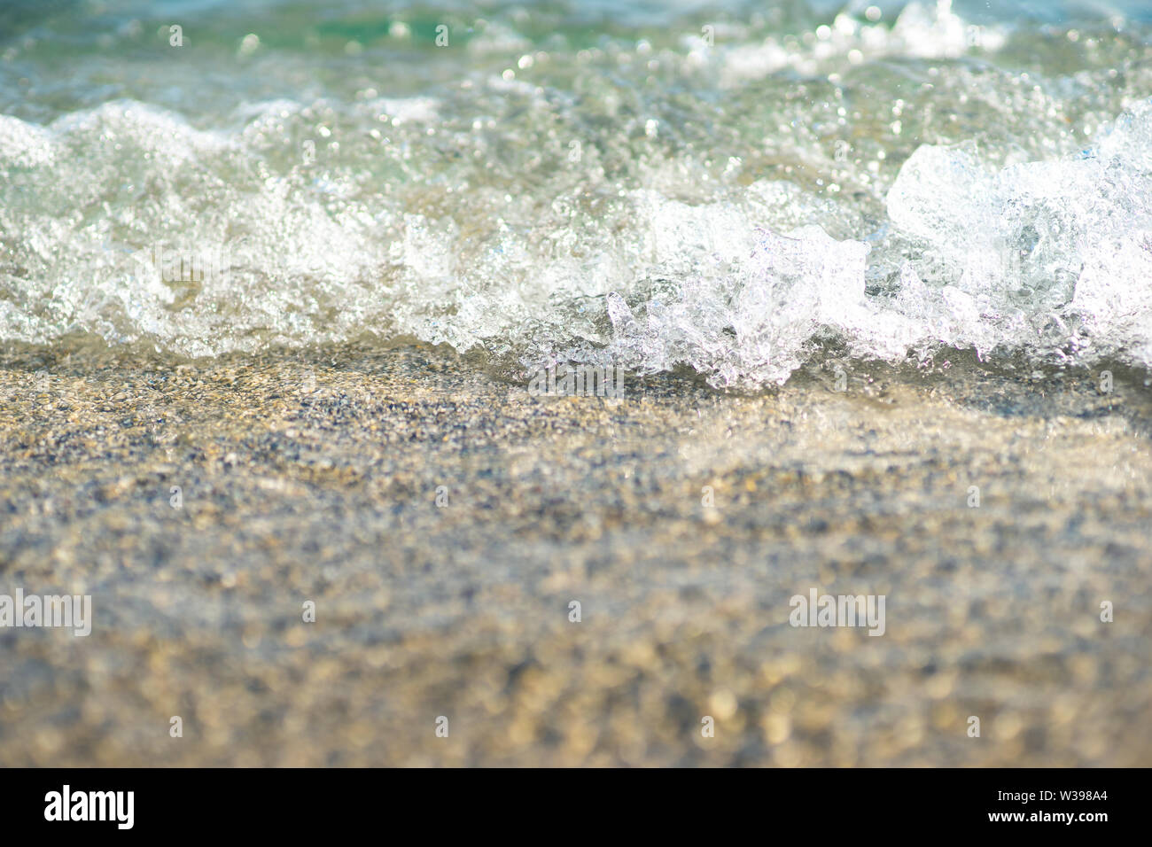 Close up d'une vague roulant sur la plage en Crète Banque D'Images