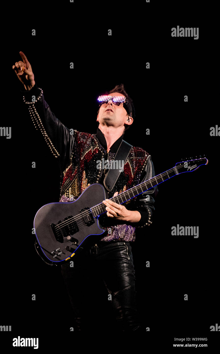 Mattew Bellamy, chanteur et guitariste du groupe anglais Muse, le spectacle sur scène à Milan, à San Siro. Banque D'Images