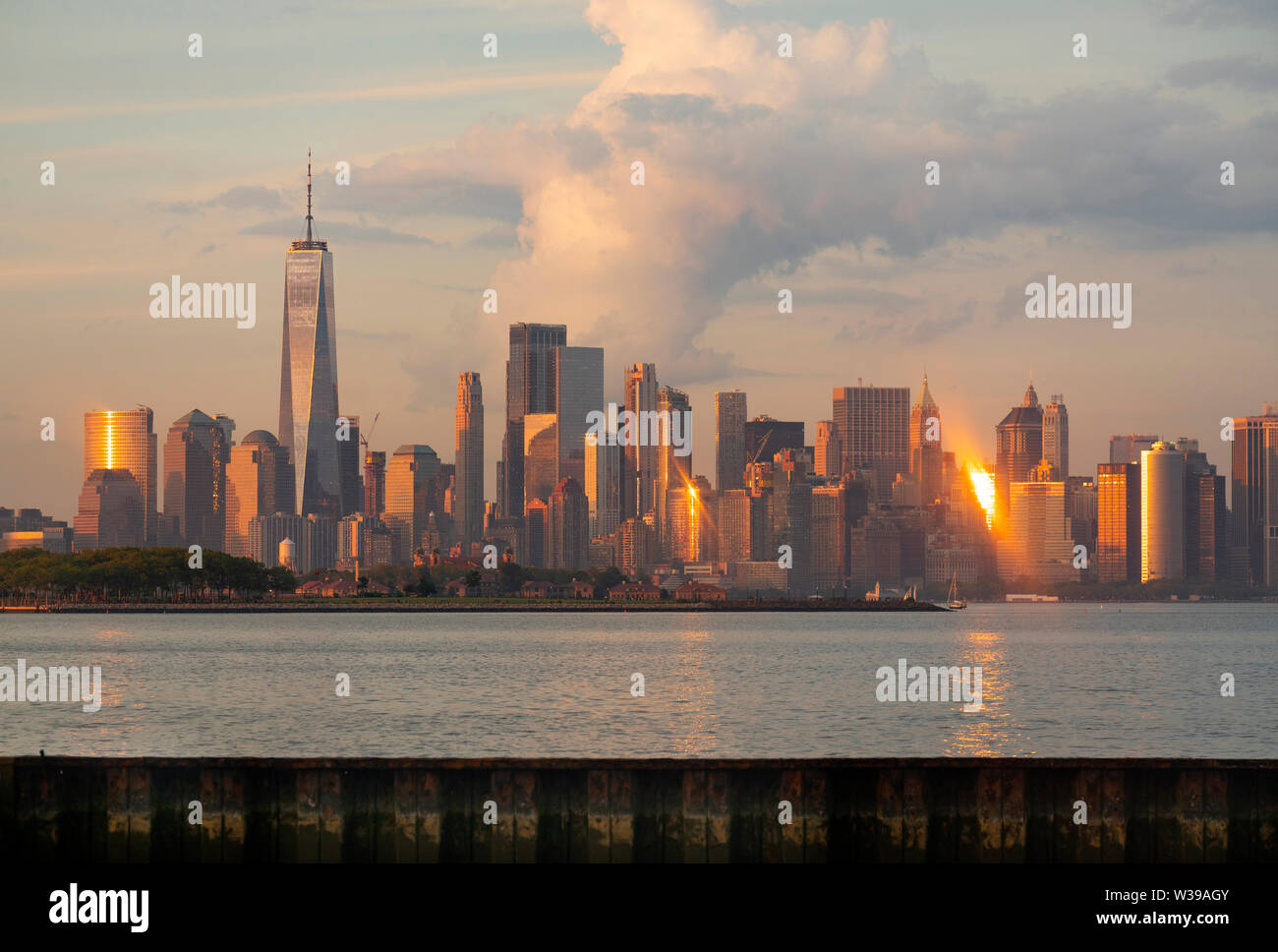 Manhattan est l'une des 5 communes qui constituent la ville de New York présenté ici au coucher du soleil Banque D'Images