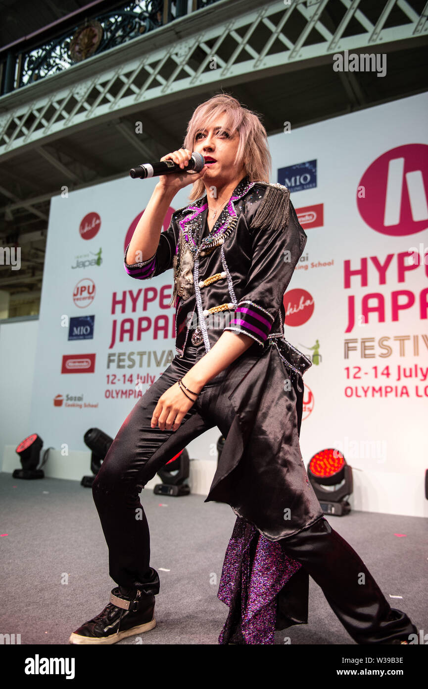 Londres, Royaume-Uni. Le 13 juillet, 2019. Ayme Miura Japonais V-key artiste chanter Live au Festival 2019 Hyper Japon - Jour 2 abrite des boutiques, animation, cosplay, de la mode et de l'alimentation du Japon le 13 juillet 2019, l'Olympia de Londres, Royaume-Uni. Credit : Quan Van/Alamy Live News Banque D'Images