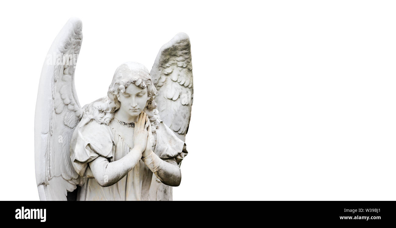 Guardian Angel sculpture avec open wings isolé sur fond blanc bandeau large panorama avec l'espace de texte vide. Ange triste expression sculpture avec Banque D'Images