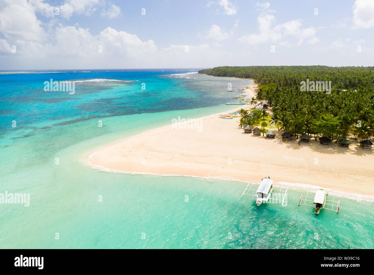 L'île de Siargao, Daku, Philippines - plage tropicale avec palmiers et l'eau bleue Banque D'Images