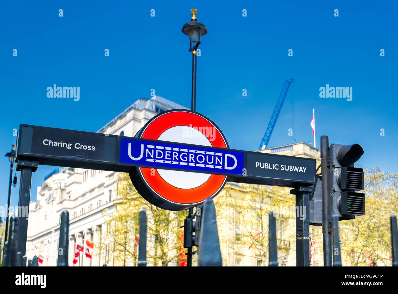 Londres, Royaume-Uni - 17 Avril 2019 : les panneaux menant à l'entrée de métro la station de métro public à Londres, Angleterre. Banque D'Images