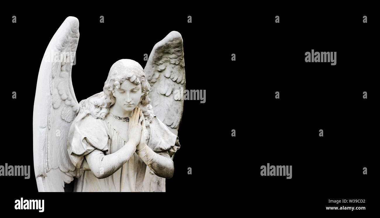 Guardian Angel sculpture avec open wings isolé sur fond noir bandeau large panorama avec l'espace de texte vide. Ange triste expression sculpture avec Banque D'Images