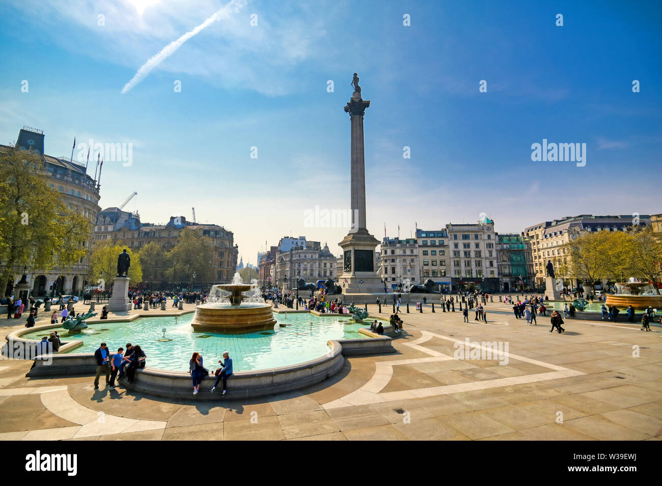 Londres, Royaume-Uni - 17 juin 2019 : Le Trafalgar Square et colonne Nelsons lors d'une journée ensoleillée à Londres, en Angleterre. Banque D'Images