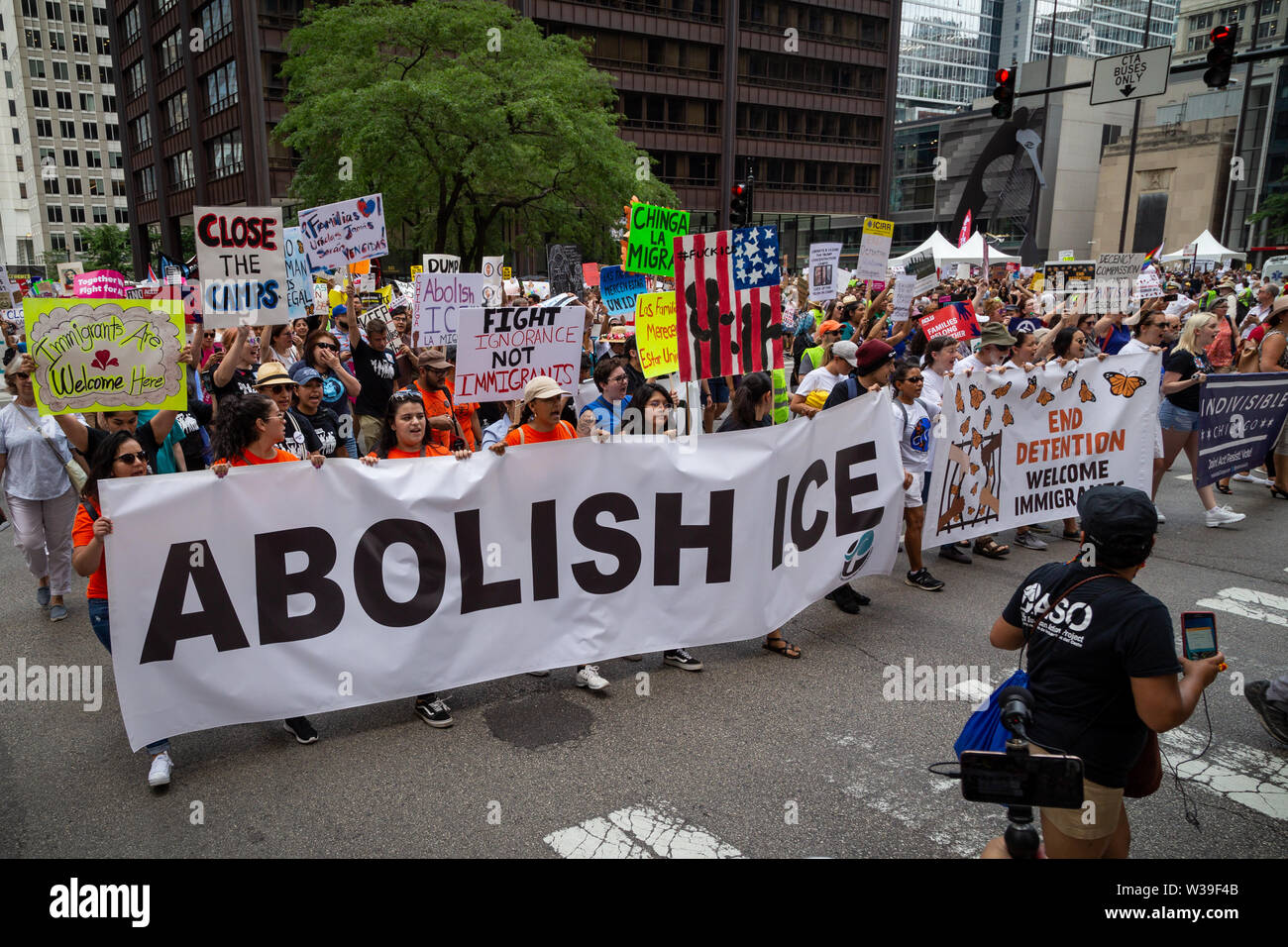 7/13/19 Les droits des immigrants (Chicago rassemblement à Daley Plaza et Mars dans la boucle à "prendre des mesures pour mettre fin à la criminalisation, la détention, et les déportations" Banque D'Images