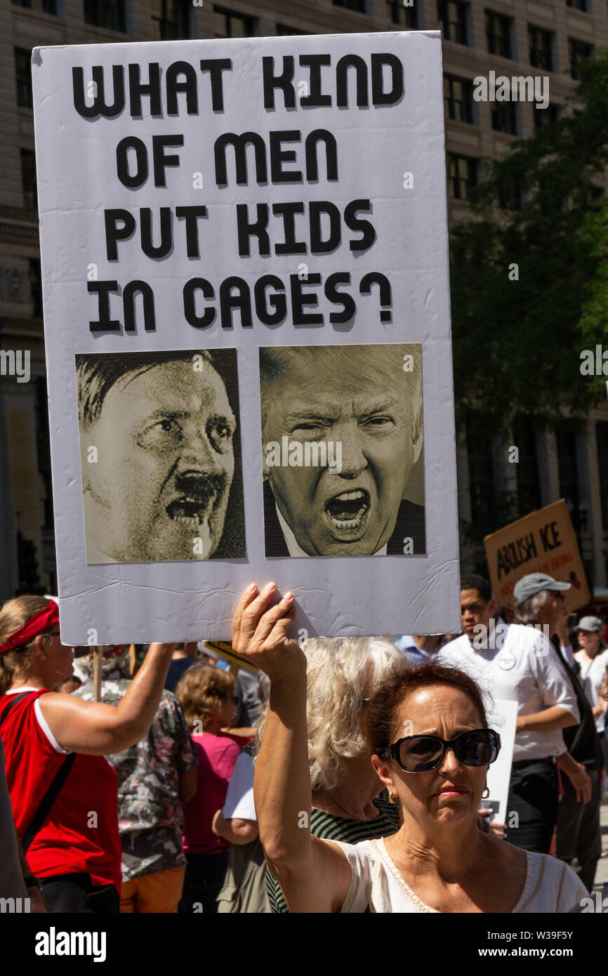 7/13/19 Les droits des immigrants (Chicago rassemblement à Daley Plaza et Mars dans la boucle à "prendre des mesures pour mettre fin à la criminalisation, la détention, et les déportations" Banque D'Images