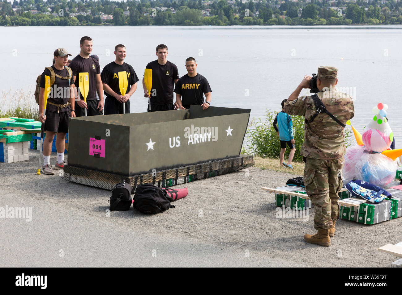 Les membres de l'armée américaine Everett Warriors team posent pour une photo à la boîte à lait Seafair Derby à Seattle, Washington le 13 juillet 2019. La course de bateau annuel a eu lieu depuis 1972 dans le cadre du Seattle's iconic Seafair célébration. Les participants sont amenés à construire une force humaine équivalent avec un minimum de 50, vide d'un demi-gallon de lait. Banque D'Images