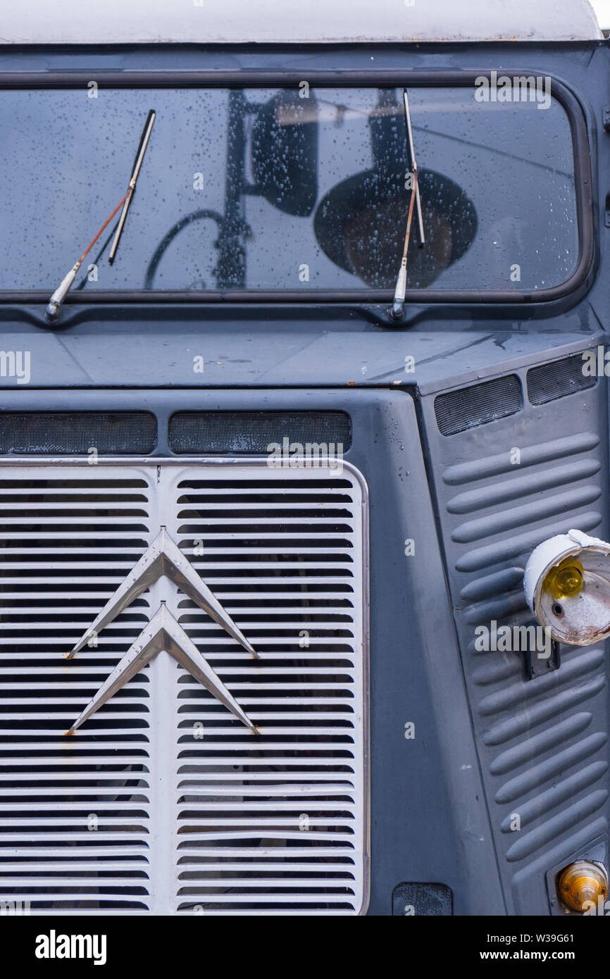 Manchester, Royaume-Uni - 25 Avril 2019 : vue frontale d'un Citroen H Van classique avec logo visible Banque D'Images